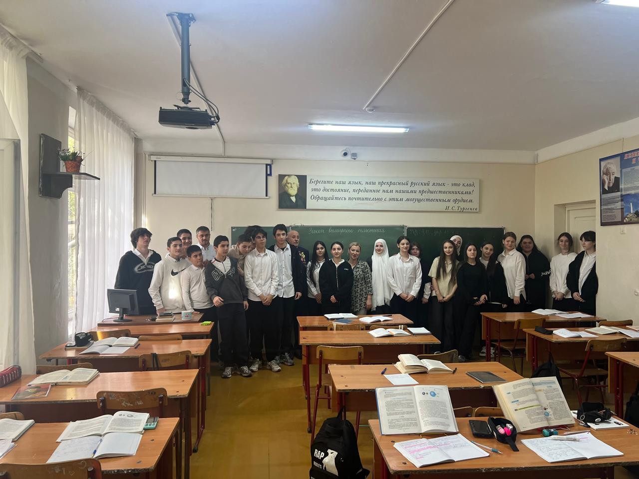 Сотрудники Миннаца РД провели Урок мужества для учащихся МБОУ «СОШ №18» г. Махачкала